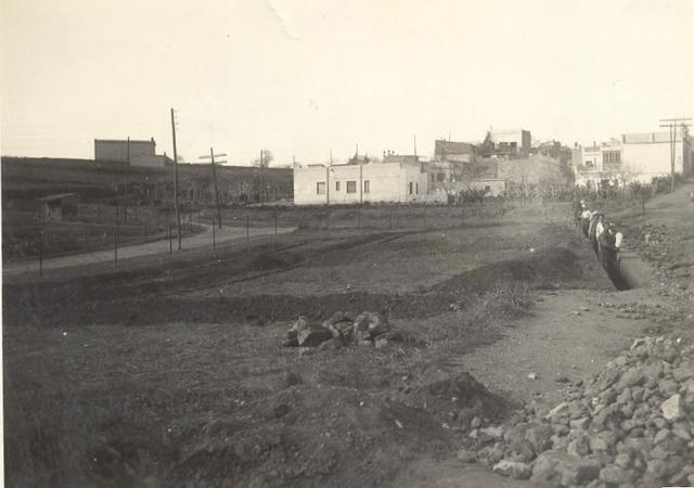 1935 Fent els fonaments de la capella.