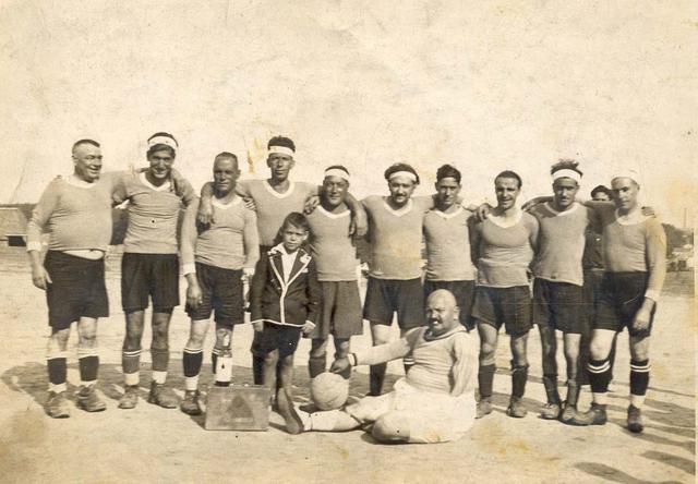 1935. Equip de futbol. Fons: Teresa Bertrán.