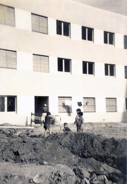 1964.  Carrer Sagrada Família. Fons: Nuri Martín