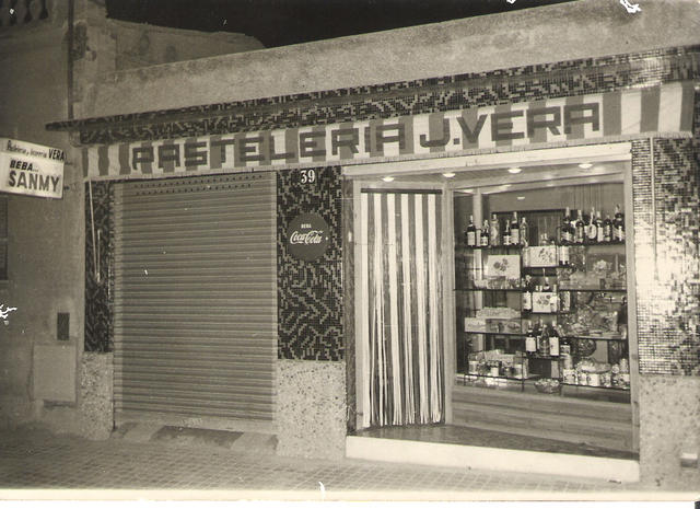 1965. PASTISERIA XARCUTERIA LICORERIA. Fons:  José Vera Manrubia