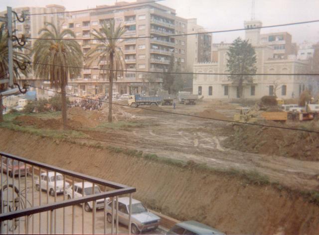 1986.  Plaça Trafalgar.  Fons: Sra. Clarà