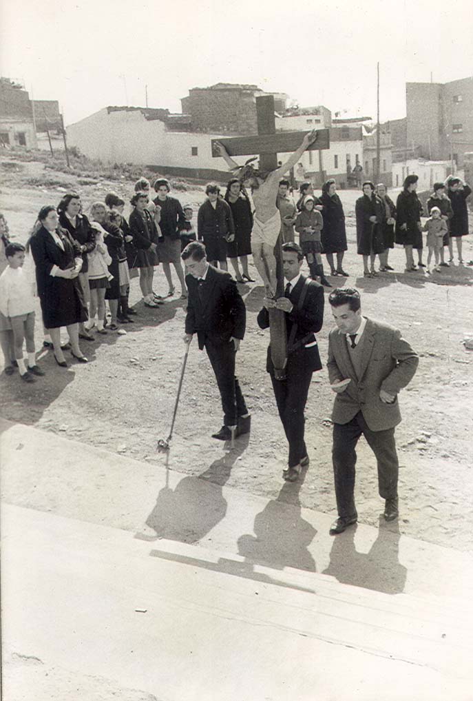 1960.  Porta església Sant Antoni. Fons: Emeregildo Diaz